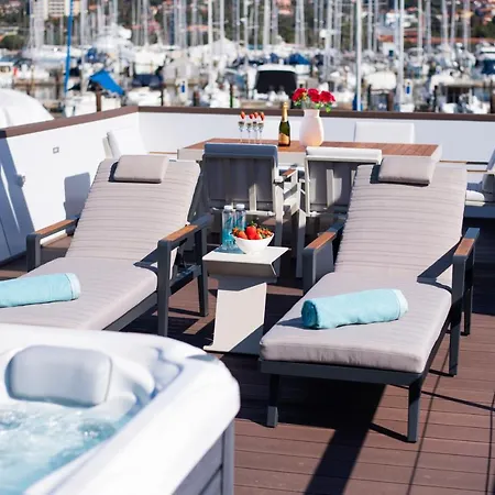 Adria Luxury Houseboat Holiday home *