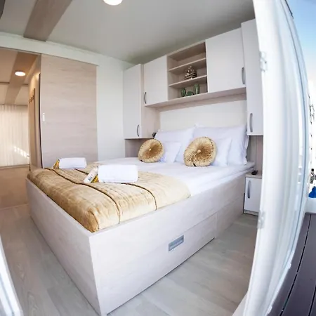 Adria Luxury Houseboat Feriehus