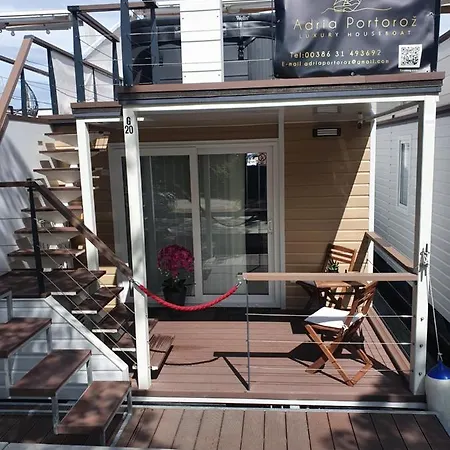 Dom wakacyjny Adria Luxury Houseboat *